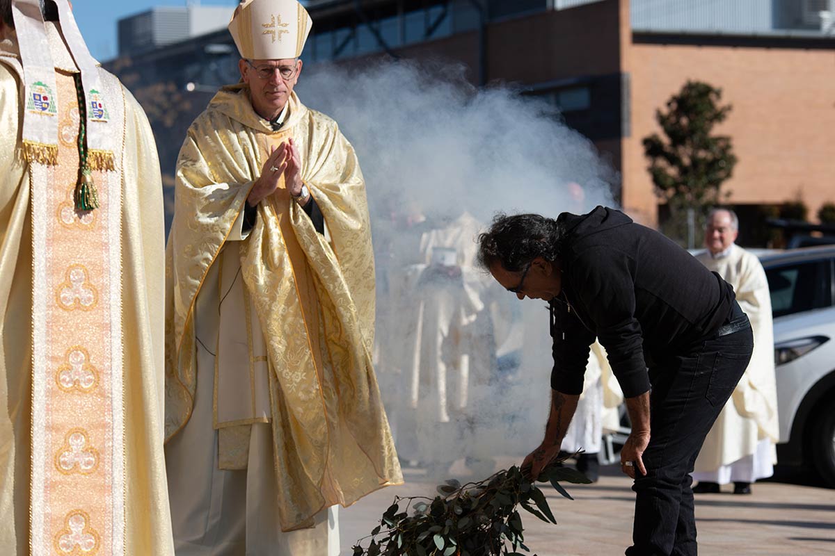 mark-edwards-traditional-wiradjuri-smoking-ceremony-installation-bishop-wagga-wagga